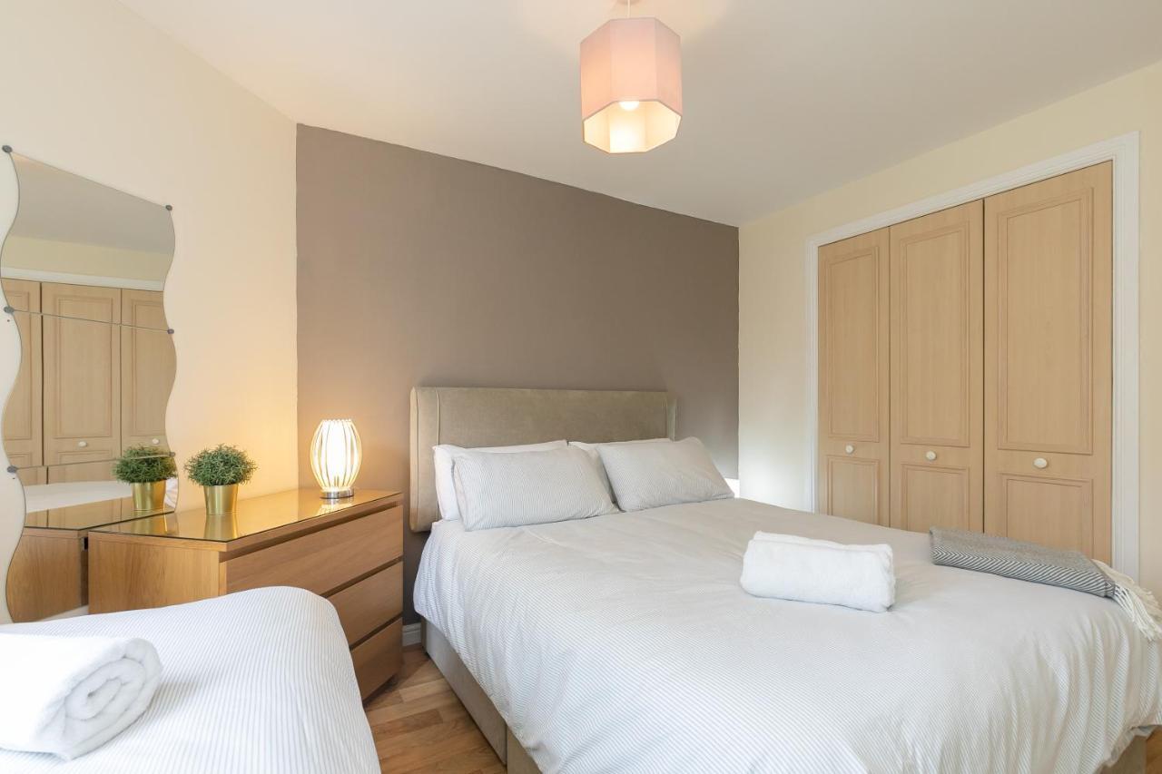Dicksonfield Quiet Central Family With Parking Appartement